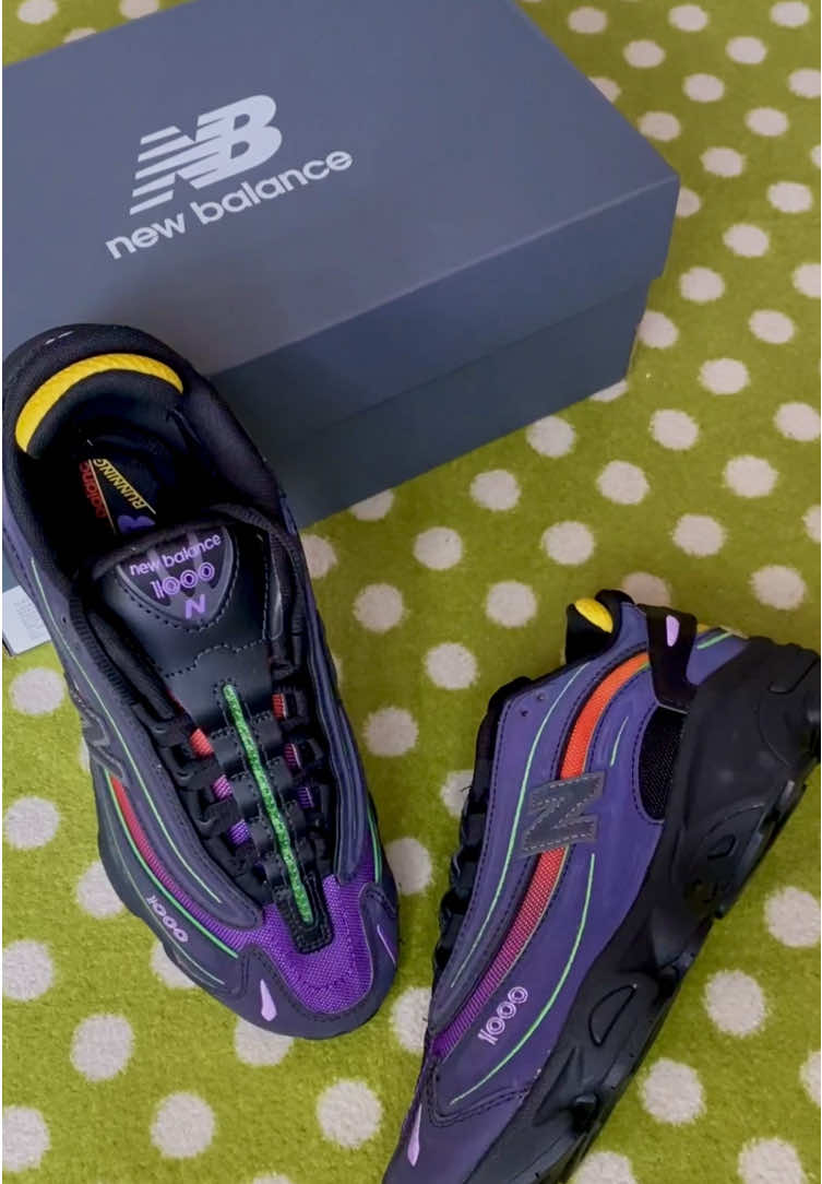 Definisi pengen punya sepatu item tapi tetep warna warni 🖤🌈 💜👟  #NewBalance #NB1000 #NBID #reflective #black #multicolor 