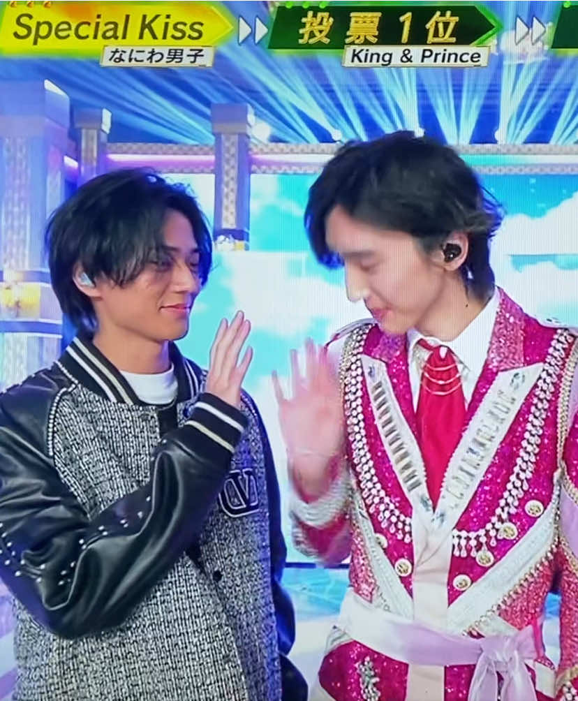 みっちーのこと好きすぎる廉くん💘襟足触りながらの登場で最高の笑顔w #なにわ男子 #キンプリ #Travis #メドレー 