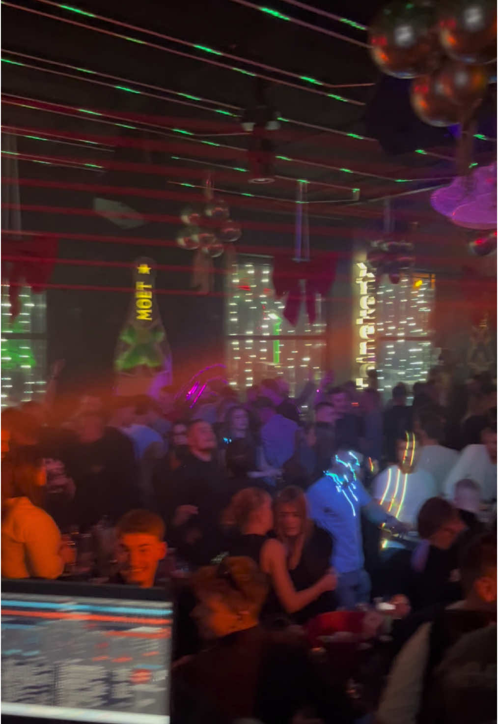 Ja ne znam dokle vise ovako Mateooooo ????? . . . . #jelah #crnaruza #bosna #mcmateoo #balkan #balkandj #balkanmusic #videoviral #concertoutfit #koncert #tatamata #balkantiktok #bosnaihercegovina #nightout 