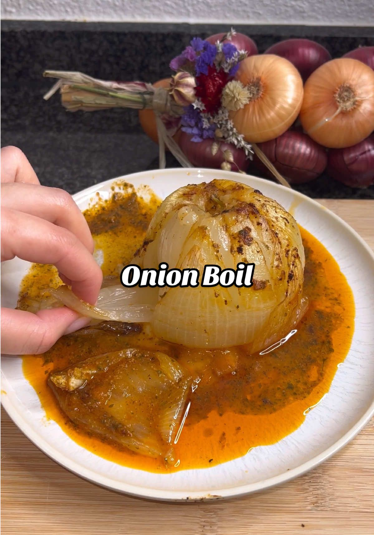 the viral onion boil 10/10 !!!😍 Zubereitung: 1. Zwiebel vorbereiten: Schäle die Zwiebel, schneide ein Loch in die Mitte (bis zur Hälfte der Zwiebel) und rundherum kleine Schlitze ein. 2. Butter und Marinade: Fülle das Loch mit 1 EL Butter. Mische geschmolzene Butter mit Paprikapulver, Vegeta, Knoblauchpulver, Pfeffer und Petersilie. 	 3. Zwiebel marinieren: Giesse von der Marinade 4EL über die Zwiebel, sodass sie in die Schlitze läuft. 4. backen: Im Airfryer bei 175 °C für 40-45 Minuten backen. die Zwiebel unbedingt mit der Sauce geniessen! #backenmitcosori #kochenmitcosori #festessen #onion #onions #onionboil #boil #trends #trend #viral #fyp #food #Foodie #FoodTok #recipes #rezepte #rezepteideen @COSORI 🧡 