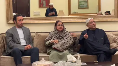 نئون ڈیرو ، لاڑکانہ  جمعیت علماء اسلام صوبہ سندھ کے سیکریٹری جنرل علامہ راشد محمود سومرو کی نئوں ڈیرو ھائوس لاڑکانہ میں صدر پاکستان جناب آصف علی زرداری صاحب اور چیئرمین پاکستان پیپلزپارٹی جناب بلاول بھٹو زرداری صاحب  کے ساتھ ملاقات  مدارس بل ، سندھ کے امن امان اور دیگر  ملکی ، علاقائی ، سیاسی صورتحال پر تفصیلی گفتگو،   ملاقات مین جمعیت علماء اسلام ضلع لاڑکانہ کے امیر مولانا ناصر محمود سومرو صاحب ، پاکستان پیپلزپارٹی خواتین ونگ کی صدر محترمہ فریال تالپر صاحبہ بھی موجود تھی ،  صدر پاکستان جناب آصف علی زرداری صاحب  اور جناب بلاول بھٹو زرداری صاحب  نے مدارس بل پر حضرت مولانا فضل الرحمن صاحب کے خدشات کو فوری ختم کرنے اور ان سے کئے گئے وعدہ کے مطابق مدارس کے  رجسٹریشن بل کا  معاملہ جلد از جلد حل ہونے کے  عزم کا اظھار کیا  مولانا راشد محمود سومرو نے سندھ کی بدترین امن امان کی صورتحال پر اپنی تشویش کا اظھار کیا اور عوام کی جان ، مال عزت و آبرو کے تحفظ کو یقینی بنانے پر زور دیا جس پر جناب بلاول بھٹو زرداری صاحب  نے فوری اقدامات اٹھانے، سندھ حکومت اور  سندھ پولیس کو امن امان کے قیام کے لئے  ہر ممکن قدم اٹھانے کی فوری ھدایات جاری کیں ، ملاقات مین لاڑکانہ سے ایم پی اے جناب جمیل احمد سومرو صاحب، ایم پی اے جناب سھیل انور خان سیال صاحب ، مولانا طاھر محمود سومرو صاحب ،  مولانا طارق محمود سومرو صاحب ، جناب  عطاء الرحمن سومرو صاحب اور جناب ڈاکٹر شفیق الرحمن سومرو صاحب  بھی موجود تھے ،  ملاقات میں ش__ھید ڈاکٹر خالد محمود سومرو رحمہ اللہ کے قاتلوں کو سزا ملنے پر صدر پاکستان جناب آصف علی زرداری صاحب نے انکے فرزندگان کو مبارکباد پیش کی اور تمام ورثاء کے صبر پر انکو خراج تحسین پیش کیا،   علامہ راشد محمو سومرو نے اپنے ش__ھید والد کے قاتلون کی گرفتاری میں سندھ حکومت و سندھ پولیس  کے کردار کو سراہا،   مولانا ناصر محمود سومرو صاحب  اور انکے برادران کی طرف سے صدر مملکت جناب آصف علی زرداری صاحب ،  جناب بلاول بھٹو زرداری صاحب ،  محترمہ فریال تالپر صاحبہ کو اپنے چھوٹے بھائی ڈاکٹر شفیق الرحمان سومرو کی دعوت ولیمہ مین شرکت کی  دعوت بھی دی گئی ،    جاری کردہ  حمیداللہ سیال  پریس ترجمان  جمعیت علماء اسلام ضلع لاڑکانہ