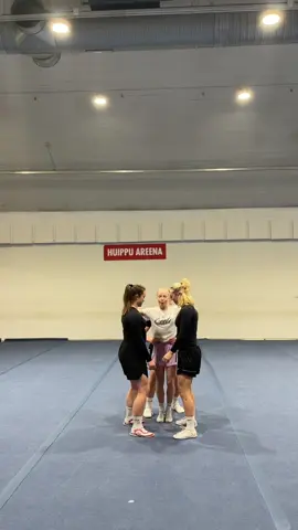 Warm up stunt💪🏼 #fullup #cheerleading #cheerstunt #warmup #sport #groupstunt 
