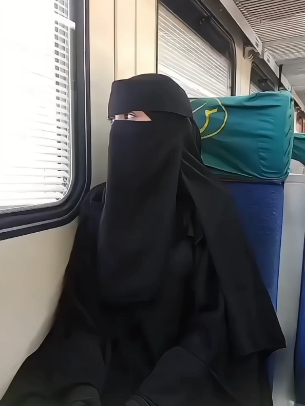 من النِعَم التي تستوجب الشكر عند النساء في هذا الزمن تحديدًا هي: حُب الستر. إن ربنا يجعل الستر سهل عليكِ، مُحَبب لقلبك.. إنك متكونيش محتاجة حد يقولك البسي ده ومتلبسيش ده لإن أنتِ حريصة علىٰ ستر نفسك من نفسك. إنك تكوني حريصة علىٰ إخفاء زينتك وميظرهش منك شيء، إن لبسك يكون واسع فضفاض، وإن ميبقاش في لبسك شيء مُلفت يلفت النظر إليكِ، نِعمة عظيمة حظيت مَن رُزقت بها. الله يُحبب إلينا الستر ويتم ستره علينا في الدّارين وبنات المُسلمين أجمعين. آمين آمين #Vlog#   #muslima#islam#explore #islam#allah#muslim#fyp #islmicreminder#Vlog #الاسود_يليق_بي🖤🖤🖤 