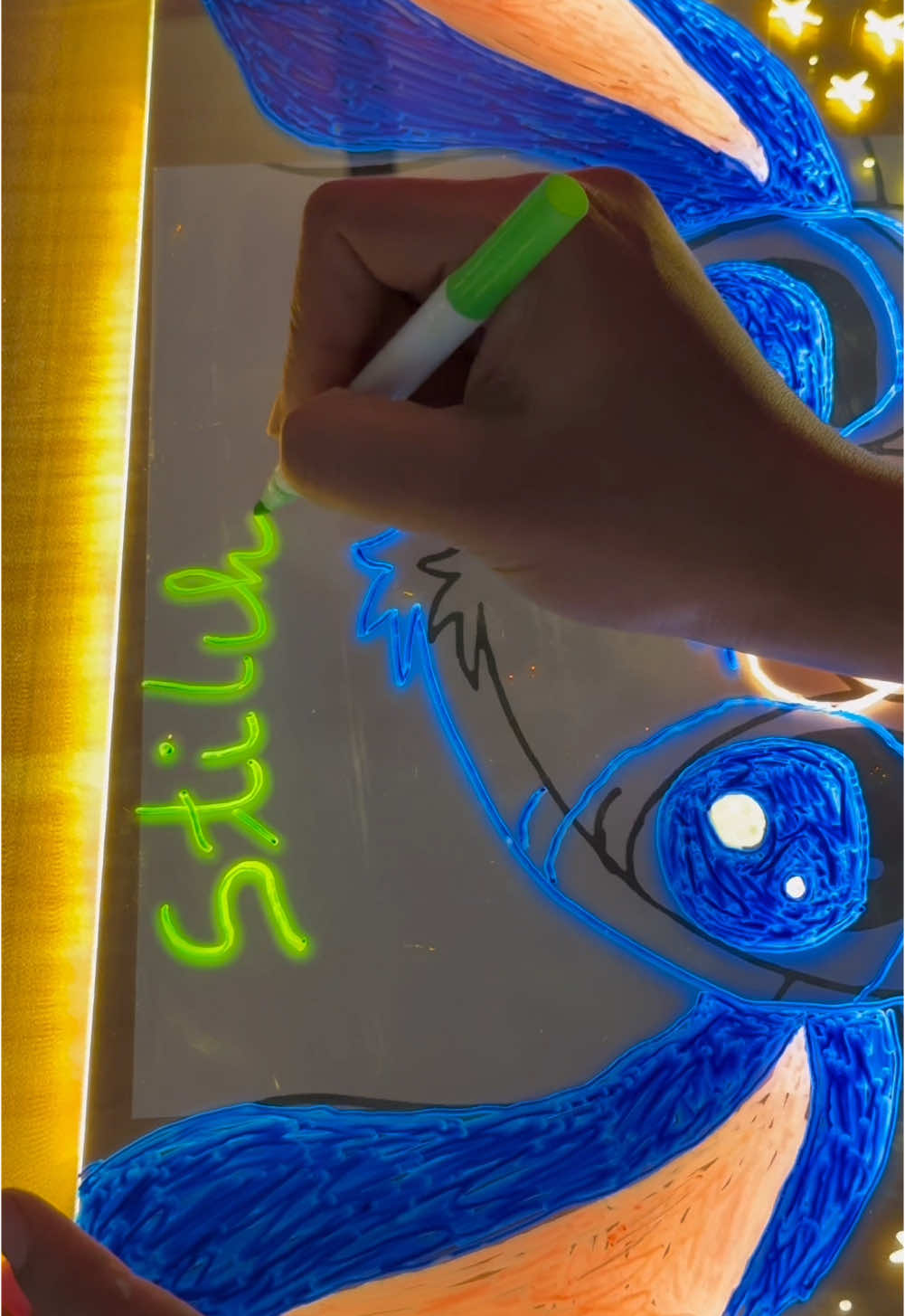 Je suis bluffée par leurs progrès en dessins, depuis qu’ils ont cette tablette lumineuse ! ✨ 