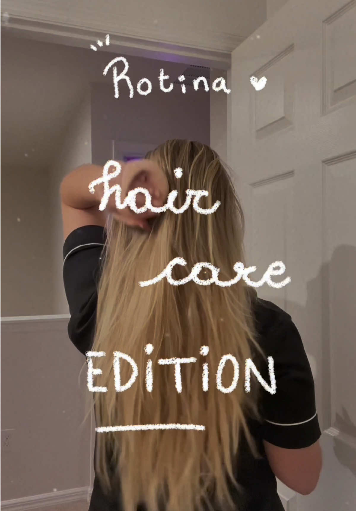 PASSO À PASSO: 🛁🩷 ✨Faço esse processo 1x por semana e sempre faz toda diferença! 1. High Frequency: Ajuda muito a estimular a circulação e com isso ajuda no crescimento e oleosidade! Faço por 5 min em toda raiz. 2. Óleo de alecrim: É maravilhoso pro crescimento do cabelo e ajudar em queda. Distribuo na raiz toda e massageio o couro cabeludo por 5 min. 3. Umectação: Óleo de preferência, apenas nas pontas em grande quantidade para passar a noite hidratando. 4. Máscara: Nutrição / Reconstrução no outro dia, para ajudar a retirar o óleo e nutrir o cabelo! 5. Shampoo: Sempre lavo 2x pra ter certeza que saiu todos os resíduos de produto. 6. Condicionador: Aplico sempre só nas pontas, deixo por 3 min. 6. Gloss capilar: Aplico junto ou após o condicionador e enxáguo. Ajuda demais pra um brilho a mais! 7. Protetor Térmico: obrigatório sempre!!! 8. Óleo: Último mas não menos importante, aquele óleo de qualidade pra poder finalizar las pontas! O resultado fica perfeitooooo! Façam🩷 ✨ Produtos:  @Kérastase - Mask / Shampoo / Conditioner / Finishing Oil @MONDAY Haircare - Shampoo @Johnson's Baby PH - Oil