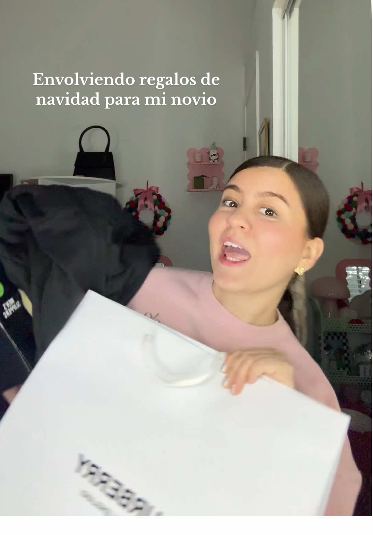 Envolviendo los regalos de navidad para mi novio♥️🎅🏻🎄🎁 (ig: calijimenezg_) #fypp #regalos #giftideas #gift #navidad #navidadentiktok #christmas #boyfriend #bf #couple #couplegoals #paratiiiiiiiiiiiiiiiiiiiiiiiiiiiiiii 