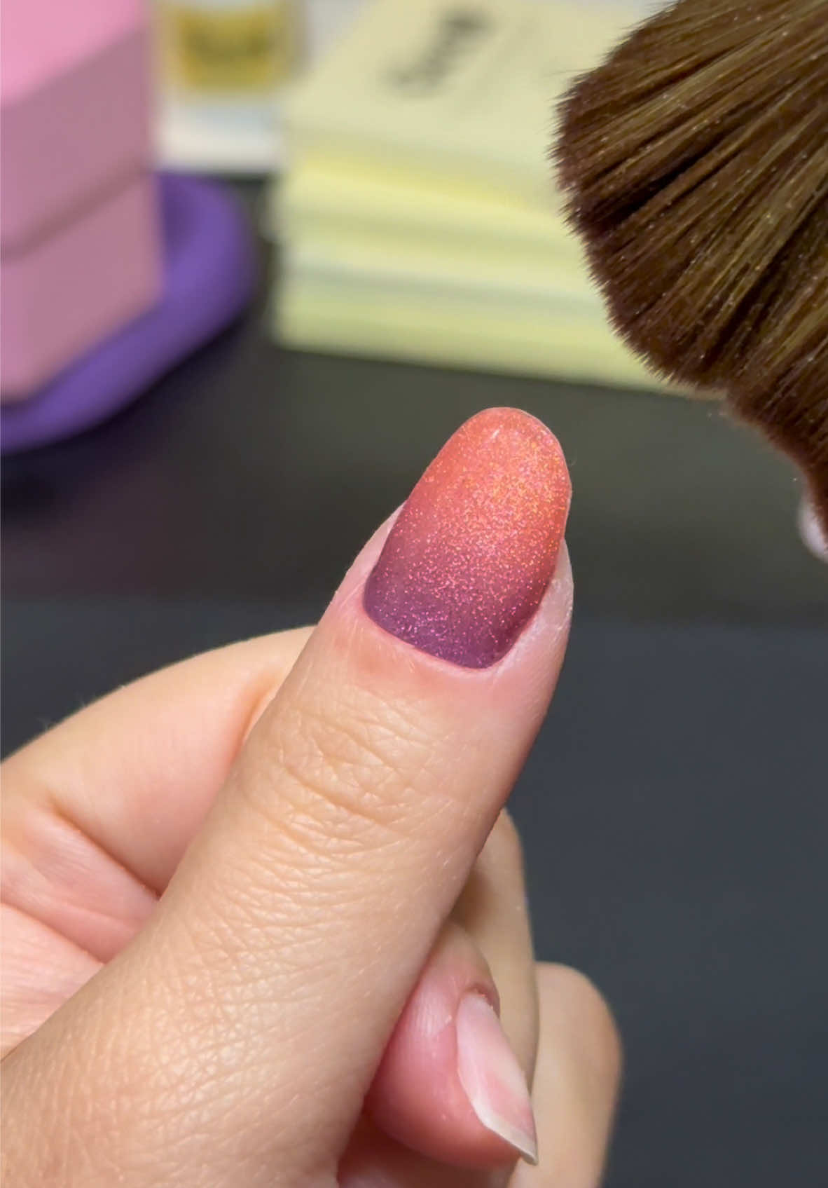 💅 Je ne peux plus me passer des Geeli Nails, voici pourquoi ! Alternative au semi-permanent : Pas besoin de rendez-vous en salon ni de dépose agressive. Alternative aux capsules : Pas d’extensions fragiles, mais un gel qui renforce et protège vos ongles naturels. Facilité et rapidité : Pose en 15 minutes, sans compétences pro. Tenue longue durée : Jusqu’à 3 semaines avec une brillance parfaite. C’est la solution idéale pour des ongles beaux, résistants et sains, directement à la maison ! 💖 #ManucureMaison #AlternativeSemiPermanent #GeeliNails #OnglesParfaits