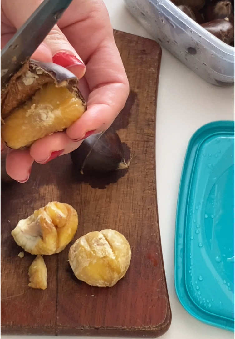 Αυτός είναι ο πιο εύκολος τρόπος που υπάρχει για να ξεφλουδίσεις τα κάστανα!  Αφού τα χαράξεις και τα βράσεις, όταν τα κλείσεις σε τάπερ για 5’ η φλούδα αφαιρείται πανεύκολα!  Το μυστικό για εύκολο ξεφλούδισμα είναι να παραμείνουν ζεστά τα κάστανα! 😉 #καστανα #food #foodtips #Home #KitchenHacks #chestnut 