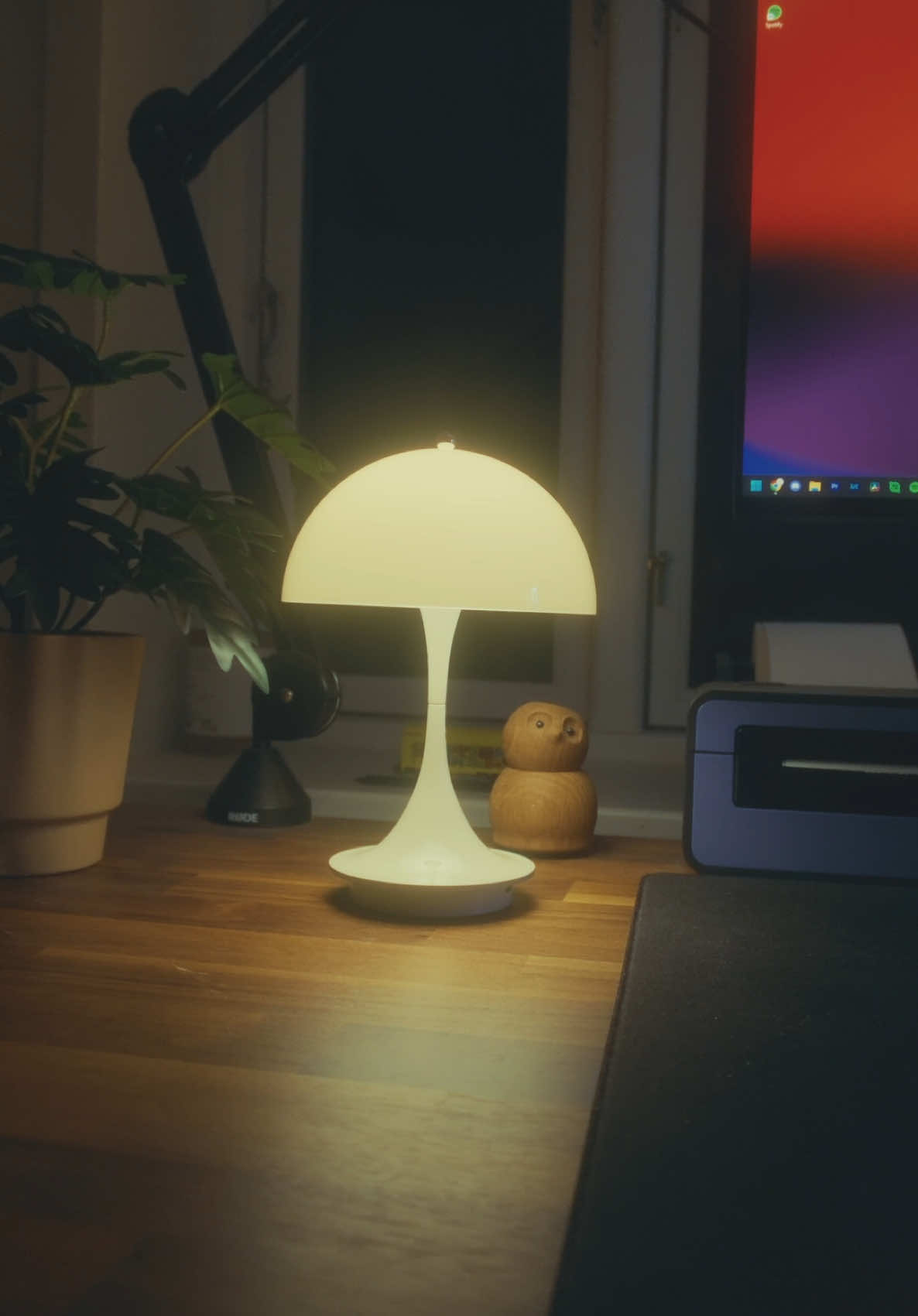Ending the year with yet another new lamp (last one I swear) The cutest panthella 160 v3 from @Louis Poulsen I absolutely love the size of it 🥹 in a more unique colour this time 