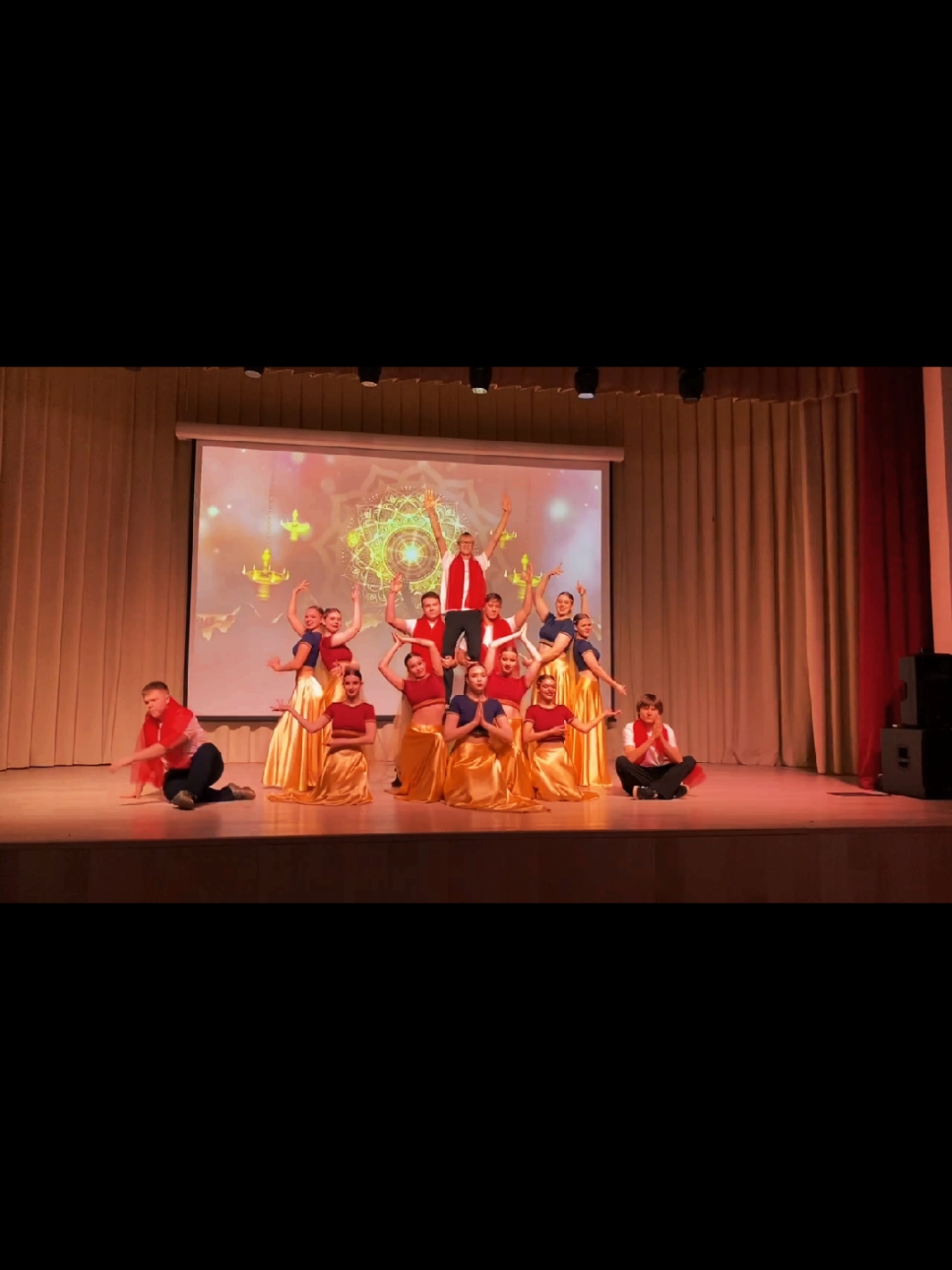 🫶🫶#школьныйтанец #fypシ゚ #fyp #индийскийтанец #жизньвтанцах #школа #новыйгод #2025 