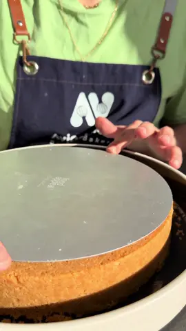 קבלו את הטארט הכי מאולתר שאפשר להכין בכל בית🎉 לפעמים לא צריך ללכת לסופר כדי לקנות מצרכים מיוחדים אלא להשתמש במה שיש בבית וליצור קינוח נדיררר ב-נ׳💥 תחתית - 500 גרם פליבר טחון /כל בצק פריך שנשאר לכם טחון 150 גרם חמאה מומסת טופי קרמל סטיקי - 200 סוכר 85 גרם שמנת מתוקה 38% 70 גרם חמאה *אפשר להחליף את הקרמל בריבת חלב גם יהיה נדיר קרם גבינה - 165 שמנת מתוקה 38% (השמנת שהשתמשנו לקרמל) 1 גבינת שמנת 25% 125 גרם גבינה לבנה 9% (חצי מיכל) 2 כפות אינסטנט פודינג מחית וניל (לא חובה - מוסיף המון!)  *תטעמו את הקרם אם הוא חמוץ לכם תוסיפי 2-3 כפות אבקת סוכר) אופן ההכנה - הכי קל שיש, ממיסים את החמאה במיקרוגל לחמאה מומסת ומערבבים עם הפתיבר הטחון. 3/4 מהכמות נוריד לתבנית בגודל 24/24 ואת ה1/4 הנותר נשמור בצד הוא יהיה הכיסוי מעל. נשטח בעזרת כף וניצור שוליים בעזרת כוס. נכניס למקפיא להתייצבות מהירה. עכשיו נכין אתה קרמל - נשים במחבת על להבה בינונית סוכר + מים (המים עוזרים לקרמל לא להישרף מהר) בשפה המקצועית קוראים לזה קרמל רטוב. ננער את המחבת כדי שהסוכר יגיע לכל שטח פני המחבת ושיתקרמל באופן שווה. הגענו לצבע הקרמל , נכבה את הגז ונוסיף את השמנת המתוקה נערבב מעט ואז נוסיף את החמאה. במידה והתגבש לכם הקרמל, תדליקו על להבה נמוכה ותערבבו כל פעם. נשפוך את הקרמל מעל הקלתית שלנו ונכניס בחזרה להקפאה. קרם גבינה - נקציף את השמנת המתוקה למרקם אוורירי ואז נוסיף את כל החומרים. נטעם ונתקן סוכר במידה וצריך. נמרח מעל הקרמל שכבה יפה ואחידה, נפזר את הבסקוויטים ששמרנו ונסגור את הכל. אפשר להכניס למקפיא לחצי שעה שהכל יתייצב אם אתם ממהרים או להכניס למקרר ללילה לפחות . לחלץ מהתבנית, להפוך ואז לקבור עם כף 🥄  קינוח סופר מפנק וטעיםם בטירוףףף ! אפשר גם להכניס אותם כאישים ולשמור במקפיא או במקרר למשך שבוע😊 #מתכונים #מתכוניםקלים #מתכוןקל #עוגות #עוגה #עוגהלשבת #מתכון #מתכוןמנצח #קרמל #גבינה #עוגתגבינה #טארט 