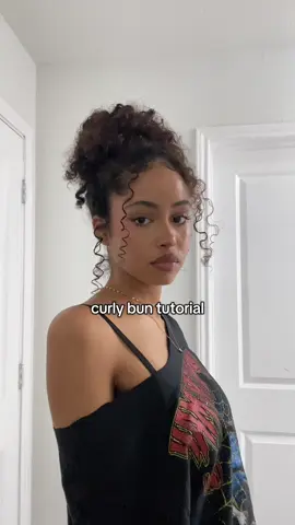 messy buns are my fav 😛 #curlybun #curlyhairtutorial #curlyhair #3chair #hairtutorial #fyp #messybun 