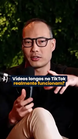 Você já percebeu como o TikTok está mudando o jogo? 👉 Se antes o foco eram vídeos curtos e dinâmicos, agora a plataforma está incentivando vídeos mais longos — e isso pode ser uma grande oportunidade para quem busca se destacar. 🧠 Enquanto o TikTok tradicionalmente dominava os vídeos curtos, o objetivo agora é competir diretamente com plataformas como o YouTube, onde conteúdos longos capturam mais tempo de atenção dos usuários. Vídeos com mais de 1 minuto estão sendo impulsionados pelo algoritmo, oferecendo maior alcance e até oportunidades de monetização. Porém, há um desafio: reter a audiência até o final. 💡 Para que um vídeo longo tenha sucesso no TikTok, é essencial ter uma narrativa bem estruturada e um conteúdo realmente envolvente. Pense nisso como uma chance de elevar sua percepção de autoridade: um vídeo longo pode transmitir muito mais profundidade do que dezenas de vídeos curtos. Um bom exemplo são episódios de podcasts, que conectam o público com temas relevantes por mais tempo e de forma mais intensa. 🌟 No final, o ponto-chave é entregar valor, seja com vídeos curtos ou longos. Teste diferentes formatos, descubra o que funciona para o seu público e lembre-se de que a atenção deles é preciosa. A questão não é apenas o tempo do vídeo, mas como você usa esse tempo para conectar e engajar. Faz sentido? 🎬 Recorte do @excepcionaispodcast #marketingdigital #dicasdeinstagram #midiassociais #influenciadoresdigitais #conteudodigital #redessociais #marketingestrategico #marketingdeconteudo #socialmediabrasil #conteudodevalor #gestaoderedessociais
