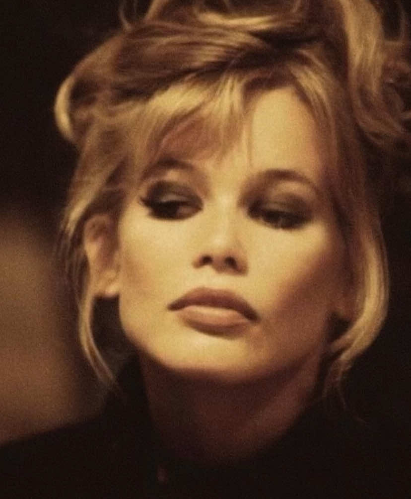 🍂☕️ || #red #claudiaschiffer  #animalprint #fashion #classic #fall #sade #sadegirls #blonde 