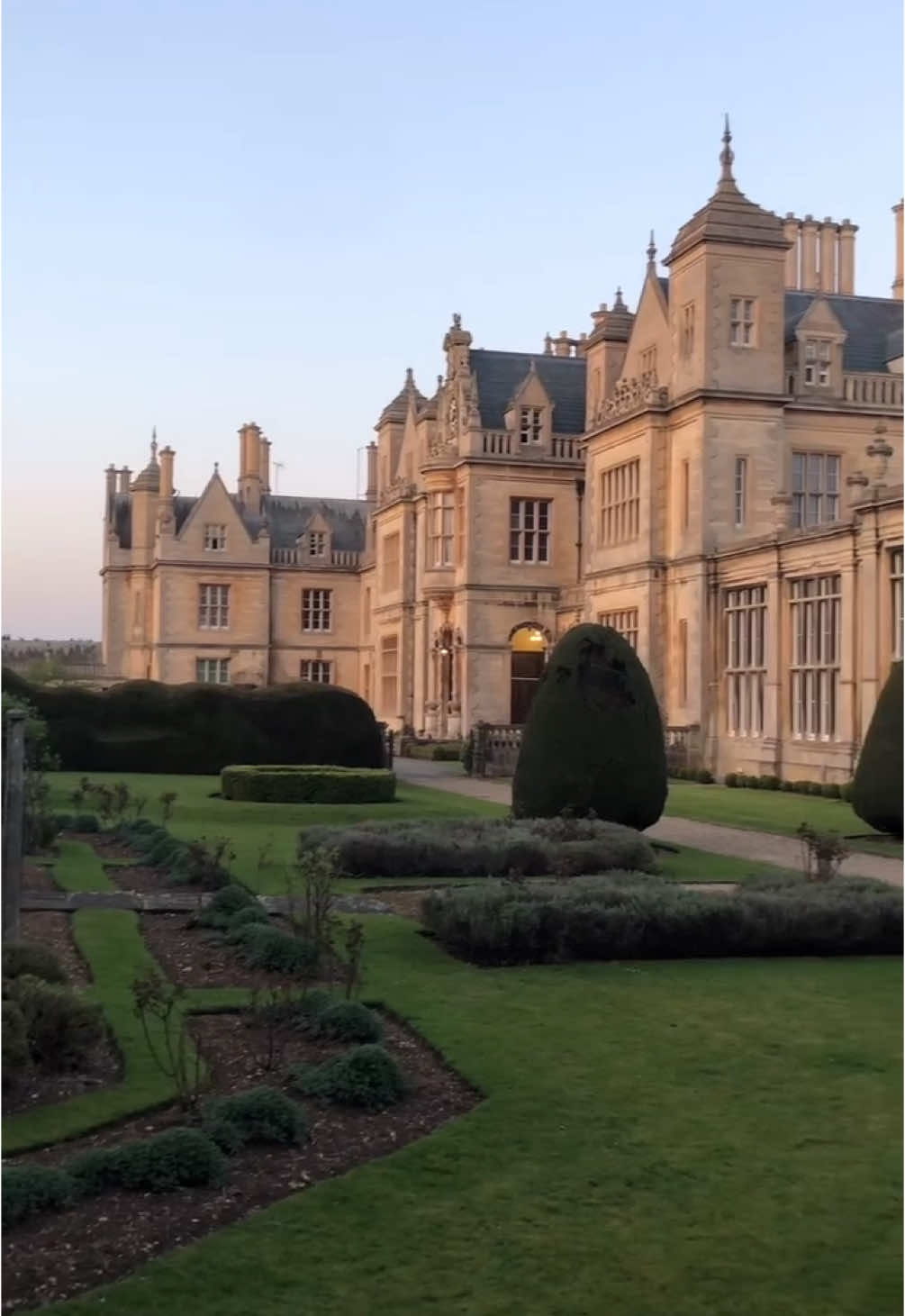 Old Money Stoke Rochford Hall.   . . #oldmoney #luxury #house #castle #hall #Lifestyle #class #vintage #wealth #style #fyp #stokerochfordhall #aesthetic #oldmoneystyle #trending #countryhouses #viralvideo #historichouse #statelyhome #statelyhomes #countryhouse #historichouses #beautiful #fypシ #mansion #fawn #tik #dawnchorus #explore  📹: @county.house.obsession