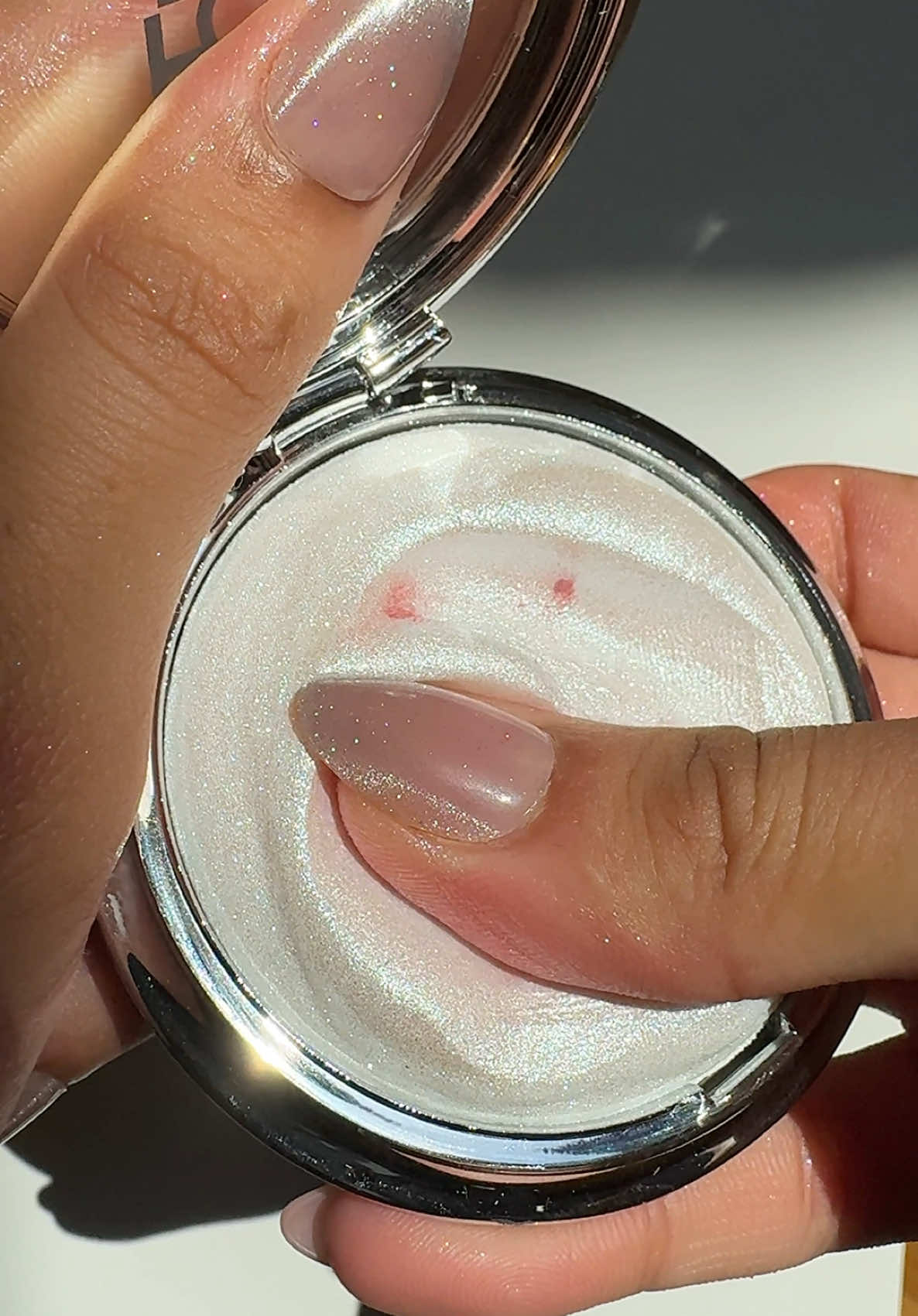 OBSESSED with these @FOCALLURE US highlighters!! the pigment is insane and you get so much product for such a less price!! 🤍🥰  use code “Hetvi70” to get an extra 70% off on selected items! 🛍️  #focallure #focallurebeauty #highlighter #glowyskin #glowymakeup #makeup #makeuplover #beauty #satisfying #BeautyTok #fyp 