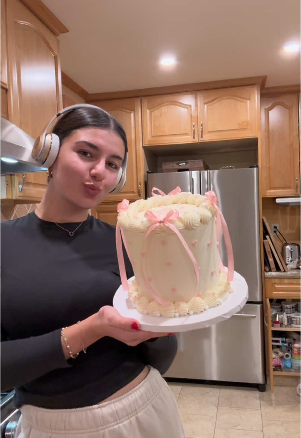 birthday cake vloggggg wooo! 💕✨🎀🕸️🕷️🕺 #cake #dayinthelife #cakedecorator #cakedecorating #cakedecoratingvideos #cakevlog #decoratorvlog #cakevideo #Vlog #dayinthelife #spidermancake #bowcake #vintagecake