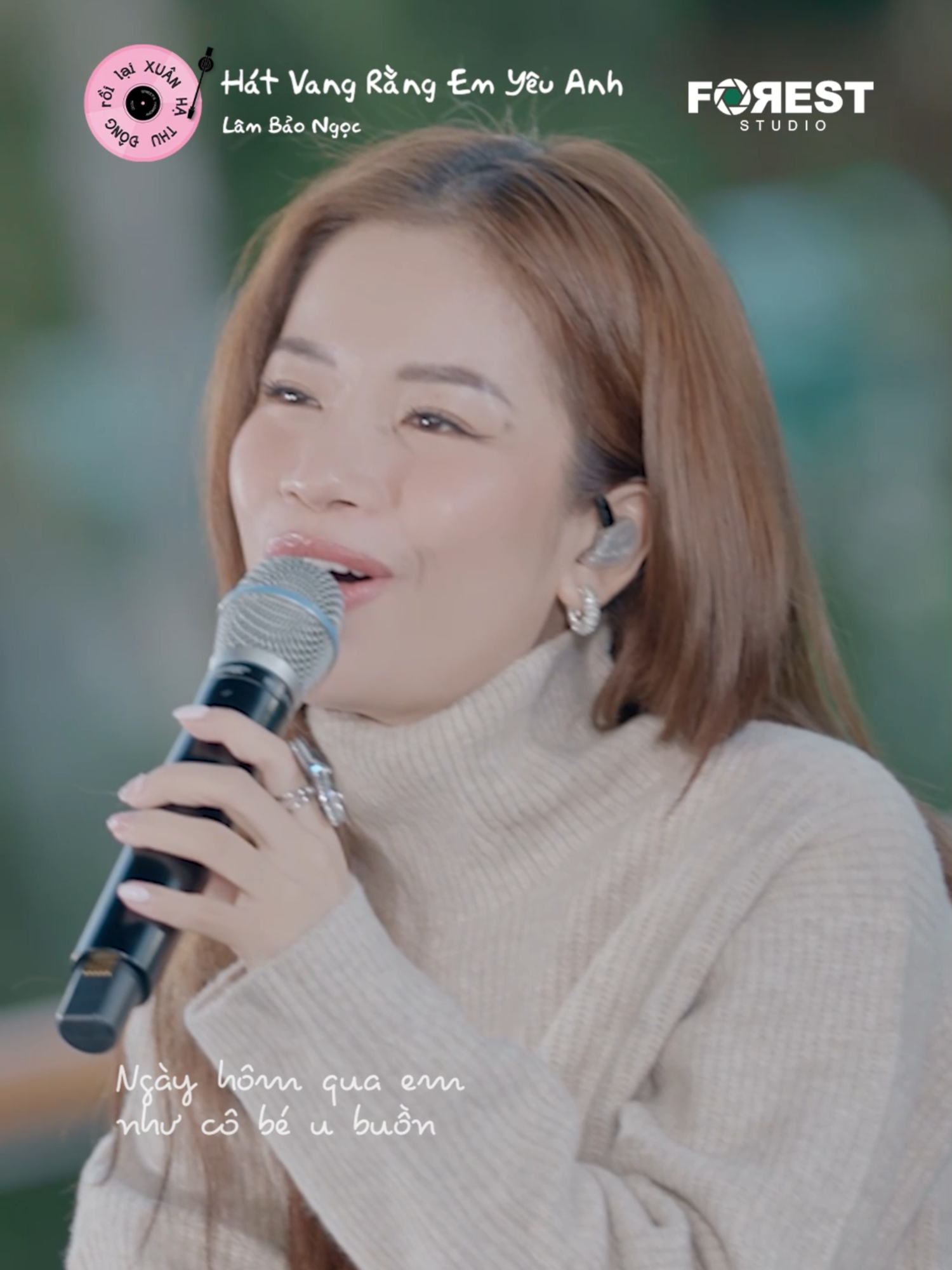 Ngồi cùng anh nơi đây thật quá êm đềm 💓 #xuanhathudongroilaixuan #xhtdrlx #xhtdrlx3 #ForestStudio #streetsharmony #busking #musicshow #realityshow #LamBaoNgoc #hatvangrangemyeuanh