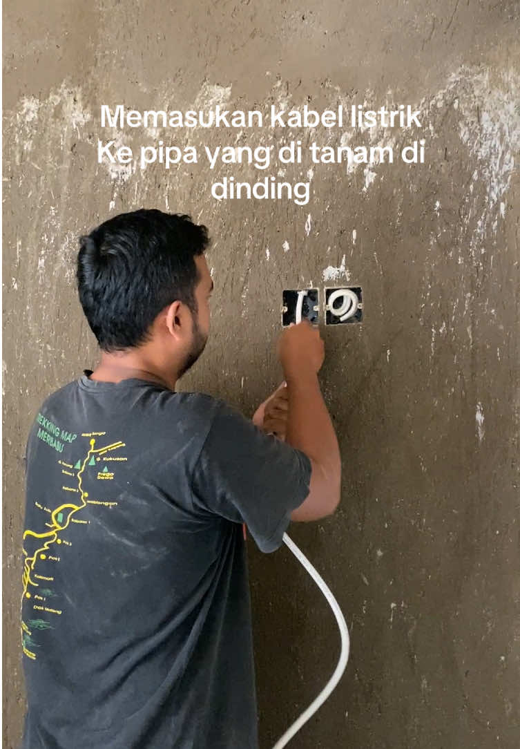 Memasukan kabel listrik ke pipa yang di tanam di dinding #plesteran #bangunrumah #plesterdinding #rumahdsd #kepalaplesteran #fyp #pipalistrik #instalasi #instalasilistrik #pipaconduit #inbowdus #boxmcb #mcb #panellistrik #saklar #stopkontak #listrikrumah 