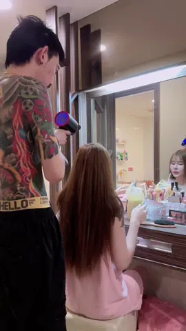 อีกคนก็นินทาฉ่ำ อีกคนก็เป่าผมไม่ได้ยิน 5555 😅 #อวดแฟน #แฟน @ไมค์ ชินณพัฒน์ (ช่องจริง) @คุณ วริส (น้องหนุบหนับ) 