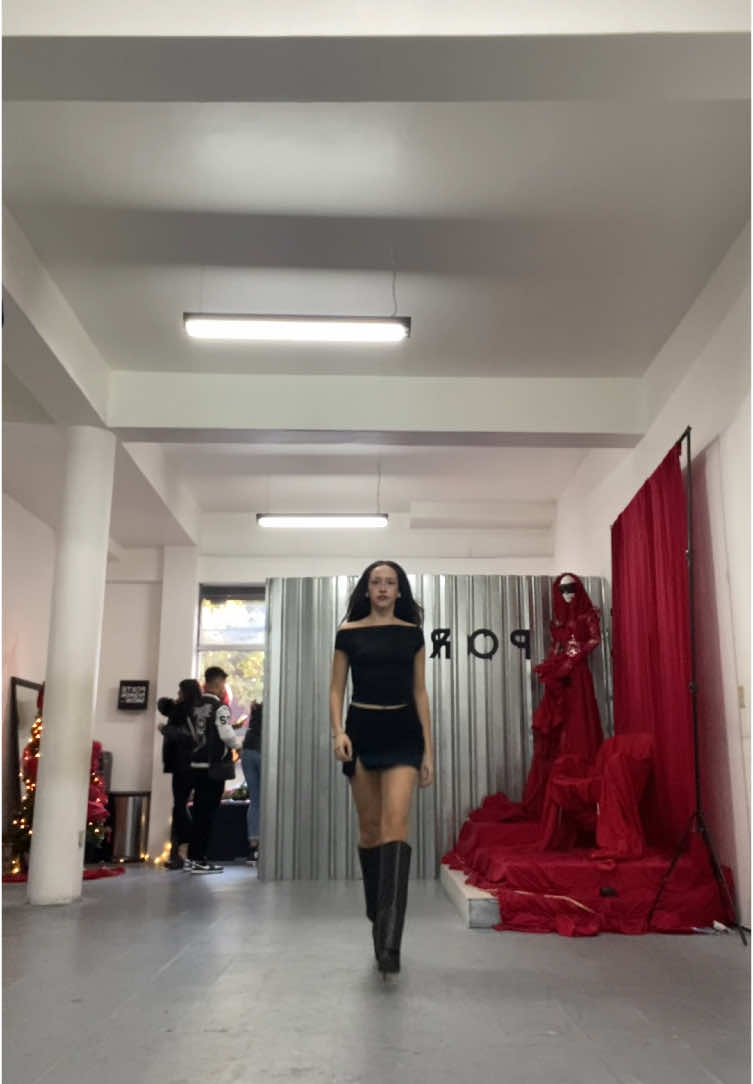 Ya me hacia falta ir a porte @PORTE MODELS  #fyp #modeling #model #modelo #Runway #catwalk #horsewalk #fashiontiktok #fashionshow #modelingagency #black #OOTD #blackoutfit #stevemadden #blackboots #newyear #2024 #2025 #trendy #iconic #trendingvideo 