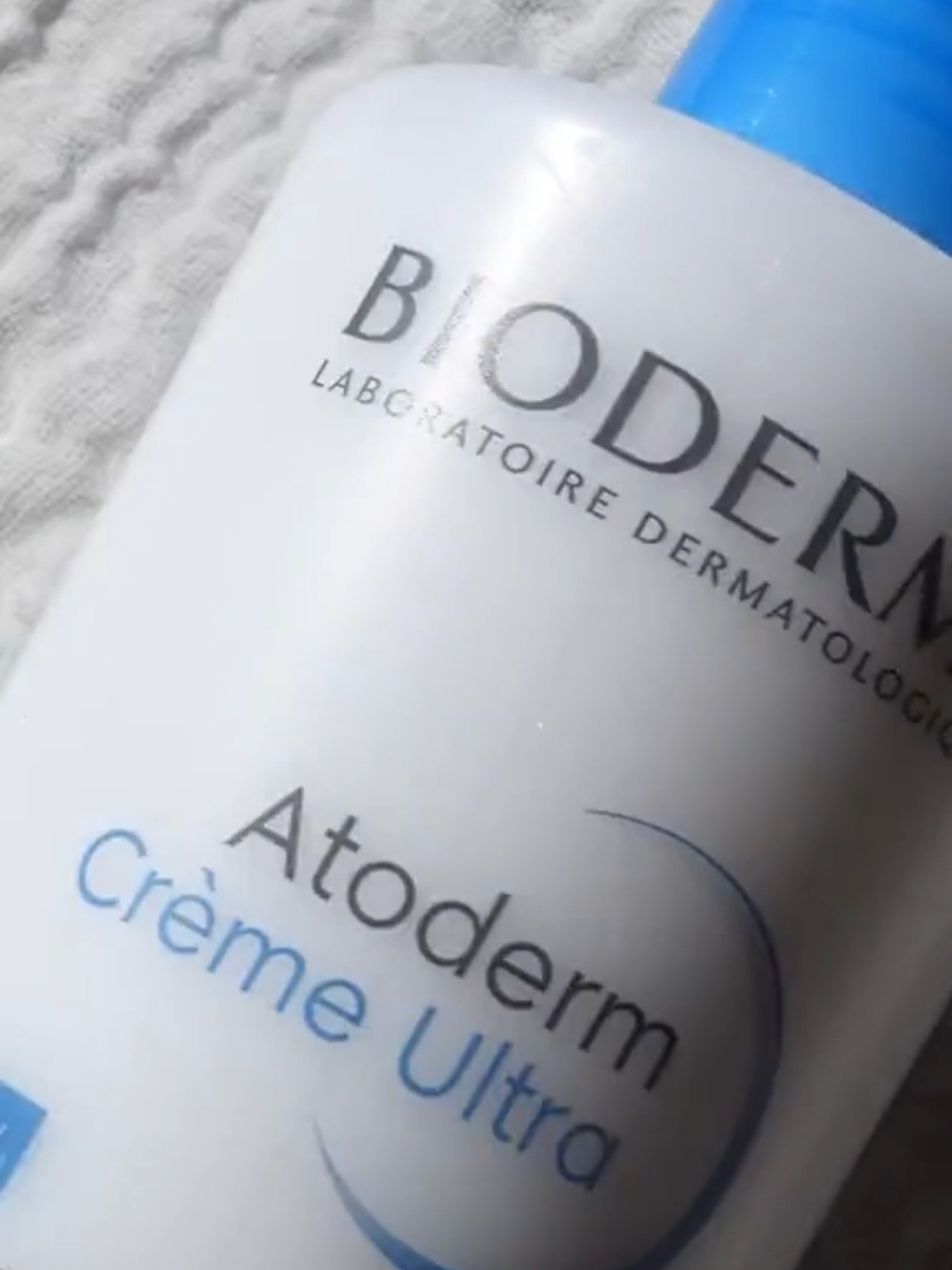هل بشرتكِ تحتاج إلى ترطيب مكثّف؟ جرّبي Atoderm Crème Ultra، فهو يحتوي على تركيبة غنية تمنح بشرتكِ الترطيب العميق والتغذية التي تحتاجها للحفاظ على مرونتها وحيويتها. بملمس كريمي ناعم سريع الامتصاص، مما يعني أنه لن يترك أثرًا دهنيًا ويمنحك شعورًا بالراحة من أول استخدام. تمتّعي ببشرة ناعمة ورطبة تدوم طوال اليوم ✨ #bioderma #skincaretips #skincare #skinhealth #skintreatment #skinroutine #dryskin #biodermasaudi #skincareproducts #عناية_بالبشرة #البشرة_الجافة #البشرة_الحساسة #بيوديرما_السعودية #العناية_بالوجه