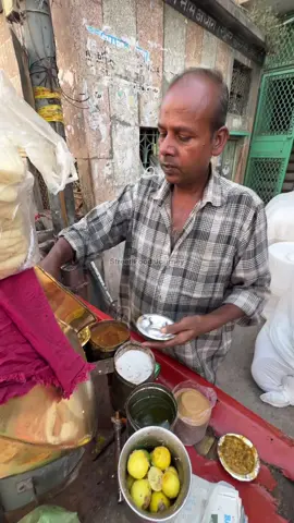 Thin Bread With Spicy Curry In India 🔍 Business name  Chole Kulche 📍Address Delhi, India  💵 Price  20 Rupee/$ 0.25 USD #streetfood #delhi #viral 