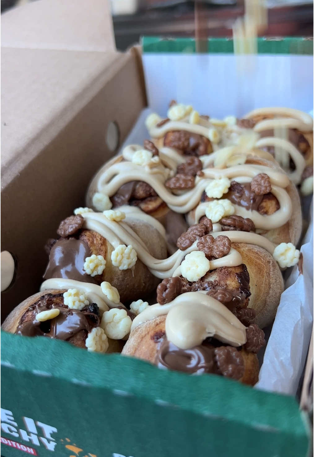 סופגניות זה אוברייטד, תאכלו שוקולד קראנצ׳ רולס 🍫