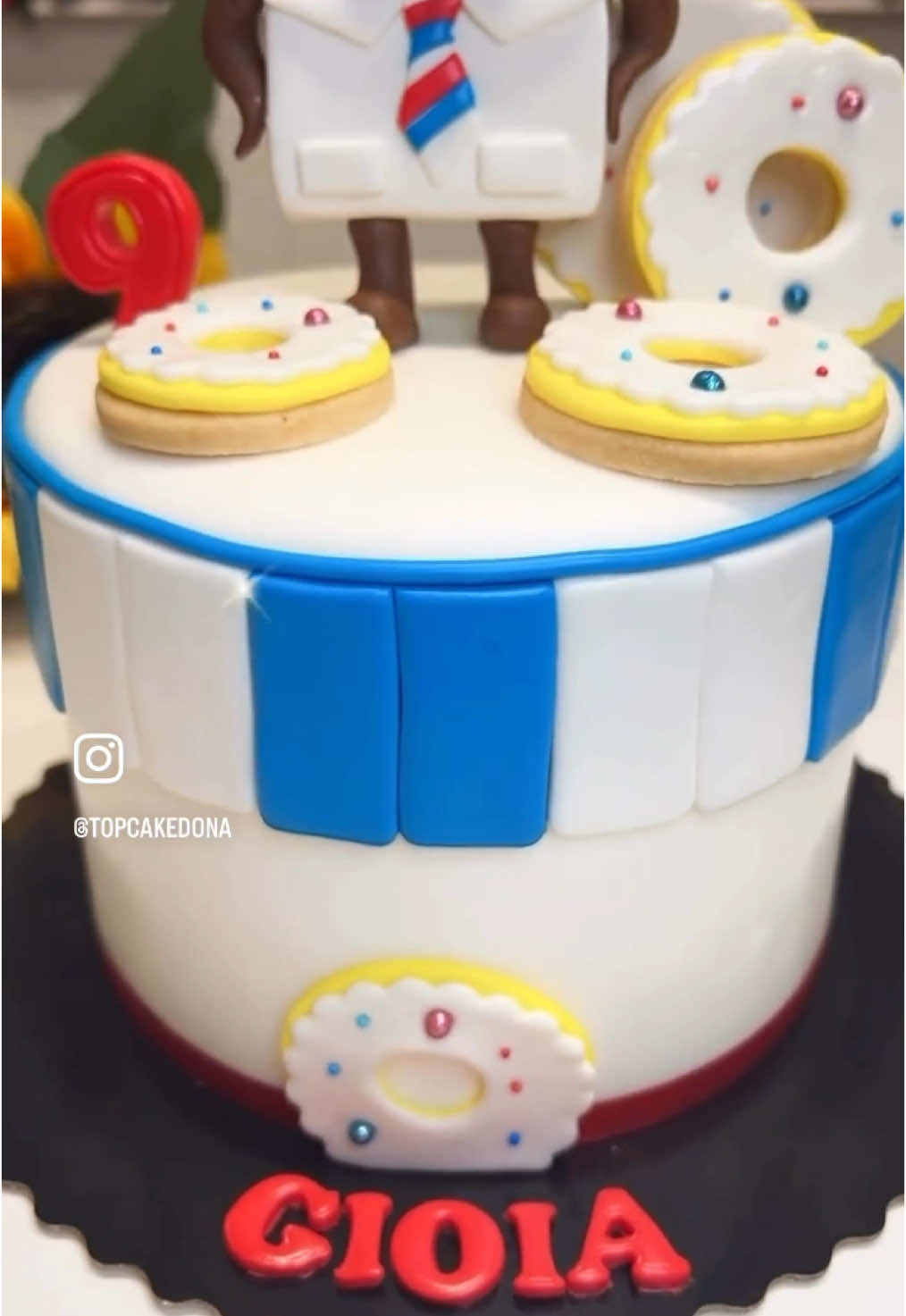 Torta “Barbiere Pasticciere” realizzata per festeggiare il compleanno di Gioia +9 🍰 Barbiere Pasticciere  3d in pasta di zucchero  realizzato a mano 🍰 torta ricoperta in pasta di zucchero 🍰 torta interamente commestibile  _________________________________________ 🍰 TOPCAKE Le Torte di Dona 👩🏼‍🍳 Laboratorio Cake Design Artigianale 🏠 Partita Iva 15744891001 🧁 Santa Maria delle mole (Marino) - Roma 📞 ⁨392 506 9711⁩ 🚗 Servizio di Consegna in tutta Roma e pv. #topcakeletortedidona #cake  #torta #cakedesign  #iaditaliaroma #pdz #festa #barbierepasticciere #cakedesignchepassione #cakedesignitalia #happybirthday  #tortacompleanno #tortadicompleanno #buoncompleanno #compleannobimba #tortapanbarbiere #panbarbiere #panbarbierepasticciere #cakepanbarbiere 