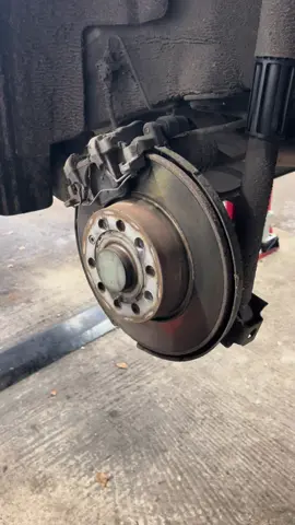 Squeeky brakes due to a warped brake disc. Don’t buy cheap parts people! #squeeky #brakes #lacautomotive #volkswagen #golf 