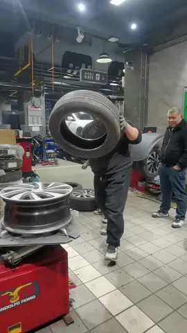 Well, I'm utterly convinced. #skill #tires #automechanic #wow #worker #cars #amazingChinesepeople #interesting #enjoy #share Credit to 95014546970 on Douyin.