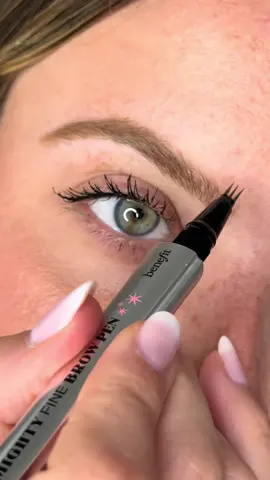 Marianne te présente notre nouveau crayon-feutre sourcils triple-pointe Mighty Fine Brow Pen 👀 Idéal pour combler et dessiner tes sourcils ! #benefitbrows #mightyfinebrowpen @mariannemakeup