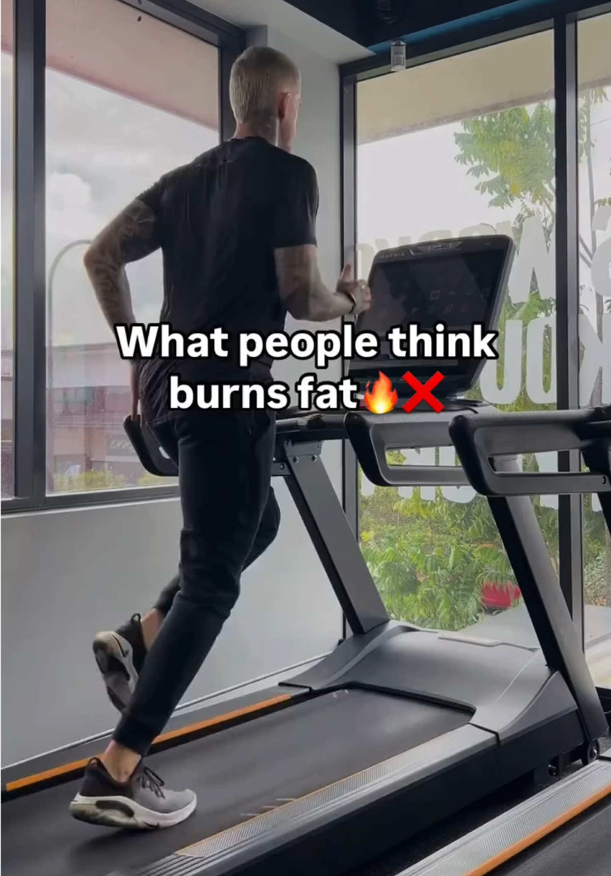 Many believe that high-intensity cardio is the best way to lose fat… it’s NOT ❌ Truth is, fat loss is less complicated than you think! While running may seem like the go-to option for burning calories, a elevated heart rate often means your body relies on carbs for energy🪫 On the flip side, WALKING keeps your heart rate in a low cardio zone, allowing your body to utilise fat for fuel 🔥 So instead of exhausting yourself with long runs or restrictive dieting, focus on these 2 simple things: 1️⃣ Create a Calorie Deficit 2️⃣ Use Low Intensity Cardio Apply these steps into your routine and watch that excess fat melt away🔥 #fitnesstips #Fitness #fatloss #weightloss #GymTok #fitnessmotivation #cardio #nutrition #foryoupage #viral #calories #deficit #muscle #protein #bodybuilding 