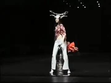 Gisele Bündchen for Alexander McQueen ss 2000.  #giselebundchen #giselebündchen #SuperModel #ubermodel #ubermodelgisele #horsewalk #alexandermcqueen #Runway #runwaywalk #runwaymodel #2000s 