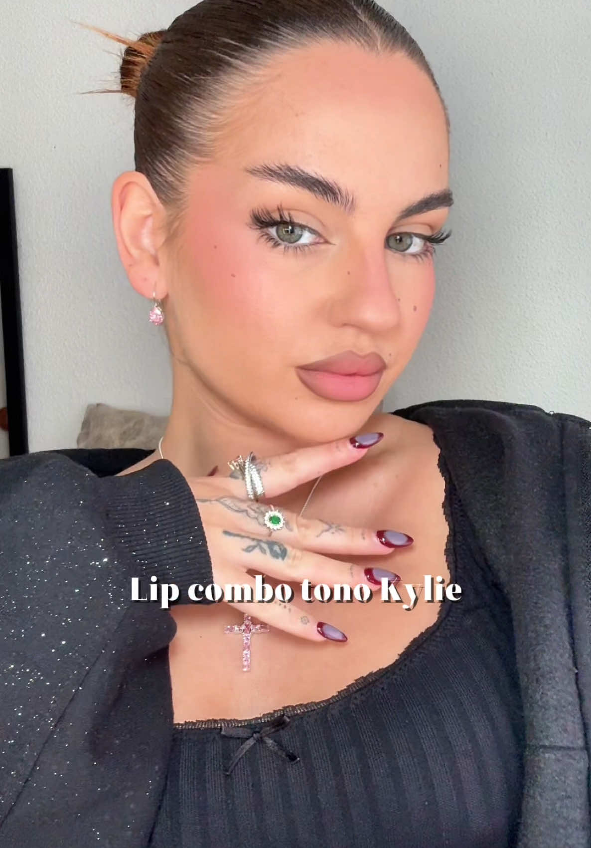 Respuesta a @Pollito Lip combo @Kylie Cosmetics 💄💁‍♀️ Pack lip liner + mate liquid lipstick en el tono Kylie💕 Lo podéis conseguir en @Douglas Cosmetics  . . . #lip #lip #lipliner #lipcombo #tutorial #makeup #makeuptutorial #kyliejenner #kyliecosmetics #douglas #tips #fyp #parati 
