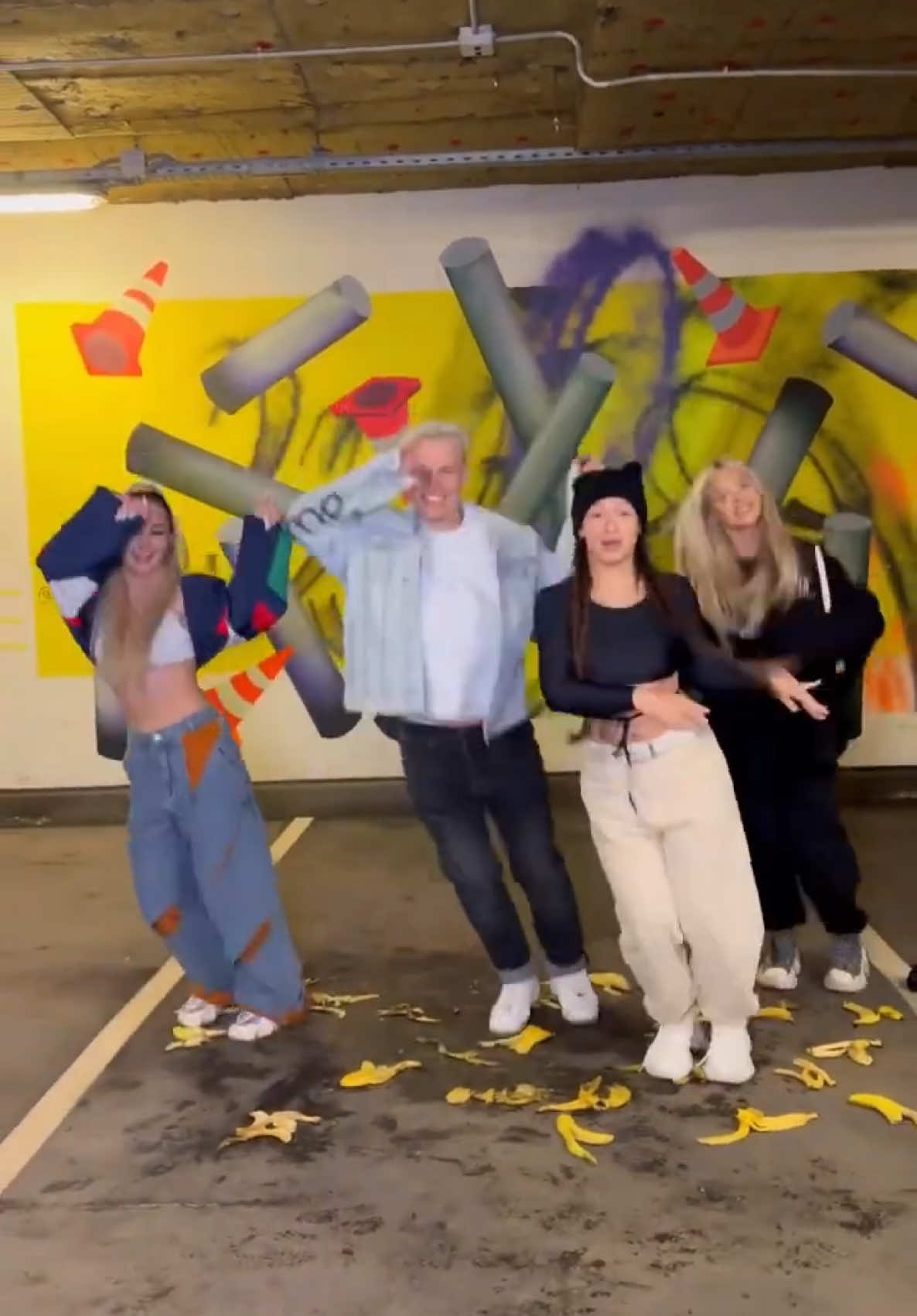 Тренд: кто подскользнется - того обливаем водой 😂