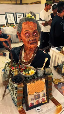 Balian pengiwa😱 #wiriantika #wiriantana_022 #wiwi #balian #pengiwa #balainpengiwa #ogohogoh #ogohogohbali #tapel #tapelogohogoh #twins #tiktok #fyp #viral #viralvideo #viraltiktok #baliviral #dadong #bali #baliindonesia #art #seni @Wiriantika aku ke 2 ne @Wiriantana 