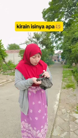 ku kira isinya uang segebok🤣 #funnycomendy #jelajahindonesia #jangkauanluas #fypreels #reels #mom #Love #fypviral #viralpost #reelspage #trending #goodtols #trandingnews #fypage #lucu #komedi #fyp #tiktok #hiburantiktok #fbpro #konten #parodi #ngakak #tiktokkreatif #tiktokfyp 