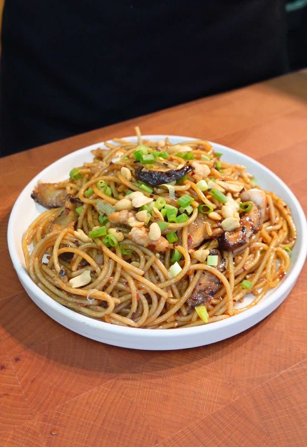 Recreating Charlie Chan Pasta but better daw according to my client??  Kaya i'm immediately adding this recipe to my holiday handaan list.  INGREDIENTS:  - Chicken Breast / Thighs  - Maggi Magic Sarap  - Maggi Oyster Sauce  - 1tbsp Cornstarch  - Spaghetti Pasta  - Maggi Oyster Sauce  - Hoisin Sauce  - Chili Flakes - Chili Garlic  - Pasta Water  - Scallions  - Roasted Peanut  #MaggiPH #CharlieChan #Pasta #YellowCab #EasyRecipe #PastaRecipe #Recreating #Christmas #NocheBuena #CathCreations
