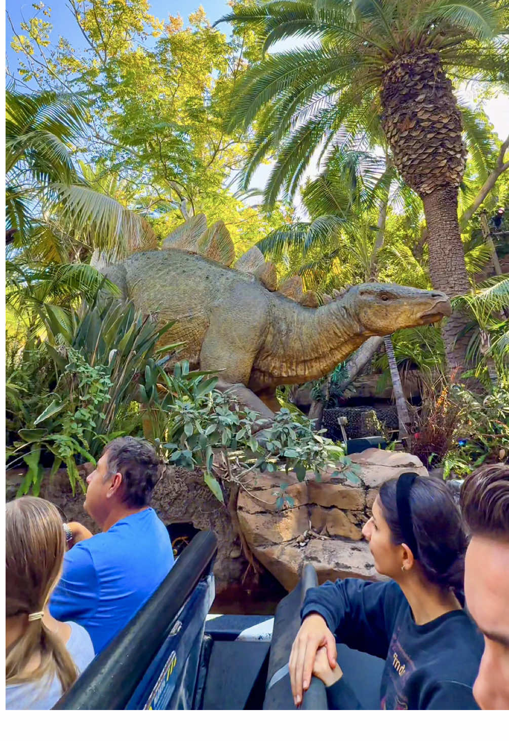 The only Jurassic World water ride in the world 🦖😳 After boarding a boat the journey starts calm. But just like in the movies things go wrong very quickly. Seeing those huge dinosaurs is beyond impressive and the big drop at the end is very thrilling. Located at Universal Studios Hollywood 🇺🇸👏 #jurassicworld #themepark #waterpark #dinosaur #scary #attraction #universalstudios #hollywood 