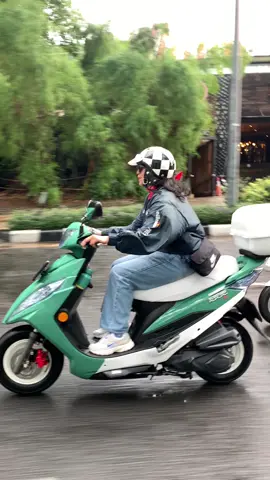 Bkin gw cerah nih motor @mika 🥹 #kymco #motoran #sunmori #gozoooscooter #fyp 