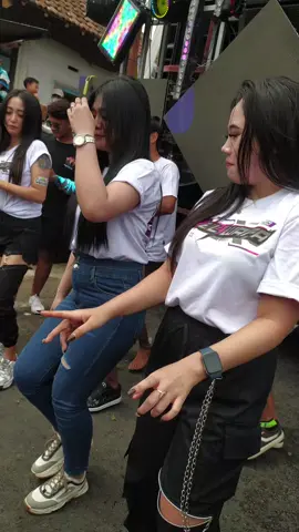 mentahan teko pusat langsung😁 @nadyafirzana24  @rayungwulan2  #deliwafa #sobatngaret #dancersoftiktok #lewatberandafyp #karnaval2024 #viraltiktok #fypシ #trending #foryoupage #soundsystemjawatimur #fyp 
