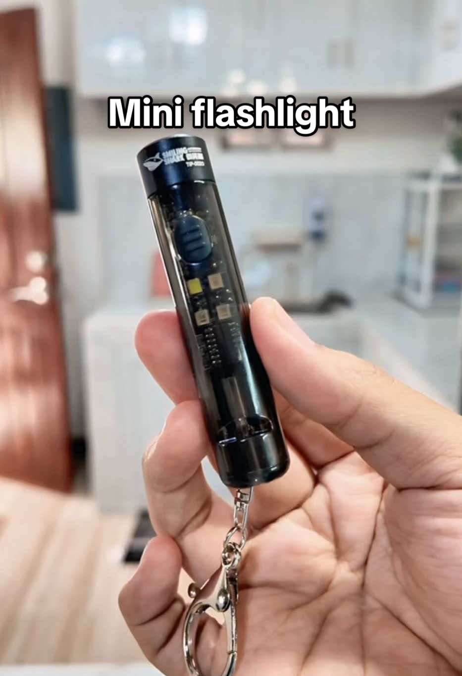 Magagamit mo for safety purposes dahil may whistle sa dulo. Malakas na din yung ilaw kahit maliit. #miniflashlight #flashlight #fyp 