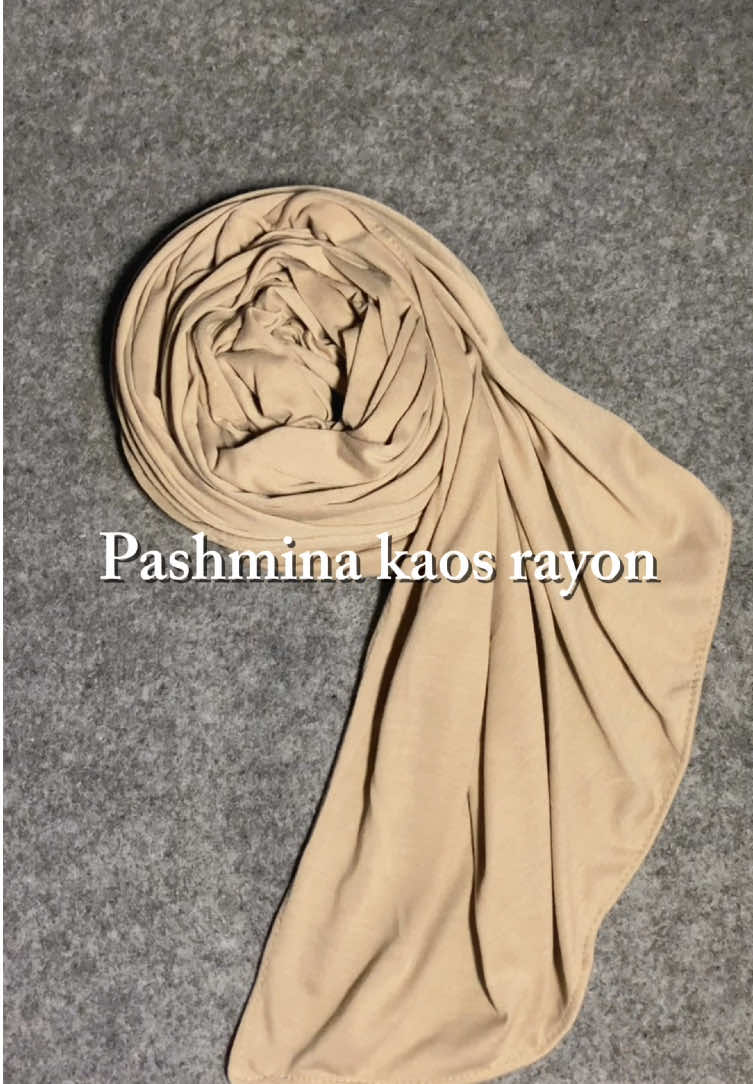 Pashmina kaos rayon solusi hijab sat set yang ga pake peniti juga gapapa hahaha ayo samaan !! #hijab #hijabrayon #pashminakaos #OOTD #ootdfashion #mixnmatch 