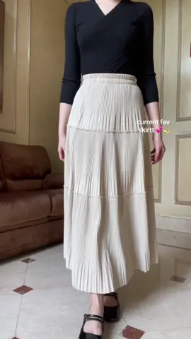 wearing lucia skirt in oat 💕 #rokmaxi #rokpanjang #maxiskirt #rokplisket #pleatedskirt 