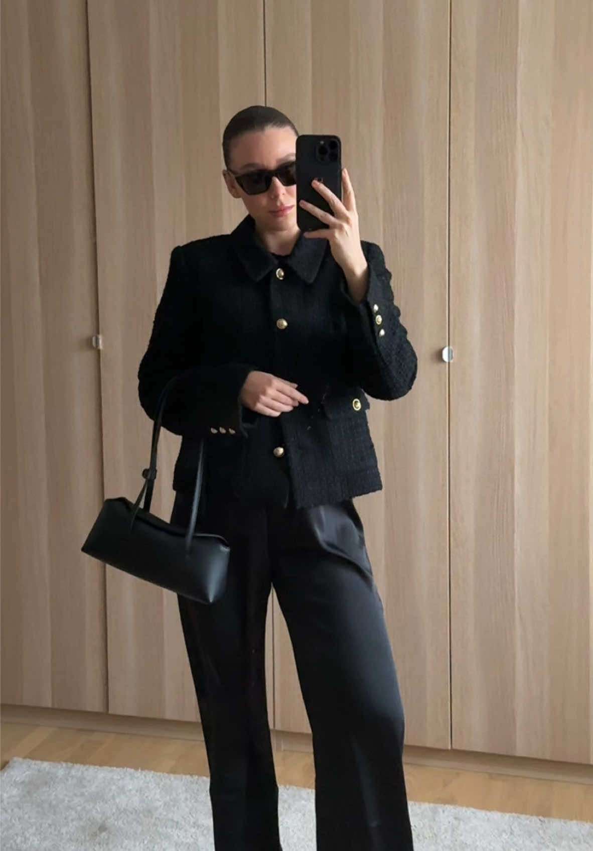 Fit of the day 🖤 @M-KAE CPH  #fashiontiktok #silkypants #silkpants #fashioninspodaily #winterfashion #winteroutfit #winterootd #OOTD #outfitinspo #timeless #timelessfashion #effortlesschic #effortless 