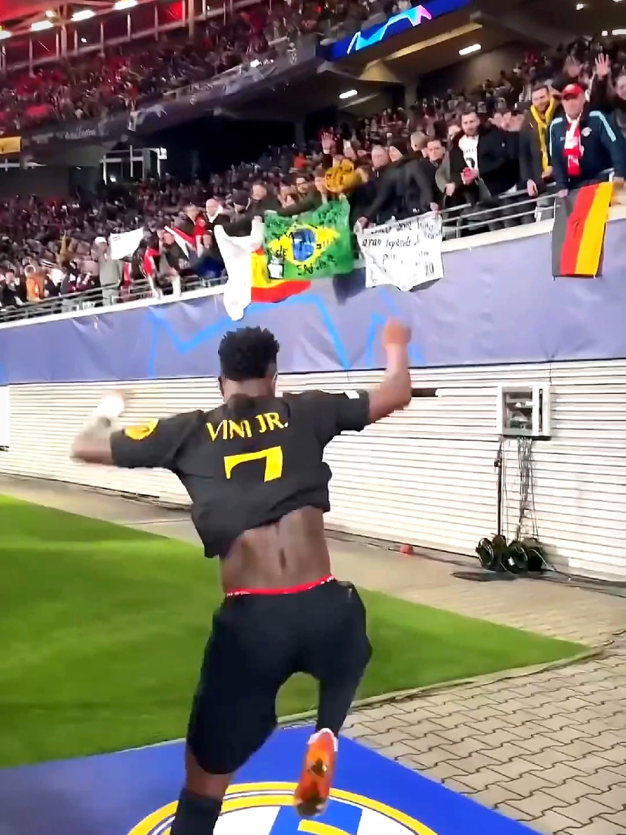 How much Vinicius loves Real Madrid's flag 🤔🔥 #football #respect #vinicius #realmadrid #trending #foryou #fyp #viral 