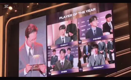 Hai ơi, cái em đang đoạn xúc động kiểu tự hào sâu sắc ấy. mắc mớ gì Hai lấy cup làm micro vậy? hết cảm động luôn sang cười sảng luôn rồi🤭🤭🤭 cre: @dear__faker. #T1 #Faker #lol #leagueoflegends #lckawards2024 #xuhuong #videoviralitiktok 