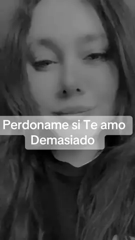 Perdón si te amo demasiado o si a veces parezco un poco obsesiva o muy pegajosa. Solo intento darte el amor que nunca recibí. Si en algún momento soy muy intensa o te llego a abrumar, no es porque quiera sofocarte, sino porque quiero asegurarme de que sientas el amor que yo nunca sentí. Quiero que te sientas especial, como yo siempre quise sentirme. Quiero que sepas que eres suficiente, porque para mí lo eres todo.   No quiero repetir los errores que viví, y aunque a veces me cuesta encontrar un balance, todo lo que hago viene del corazón. Solo quiero darte lo que siempre soñé tener: un amor real, fuerte, incondicional y siempre presente. Así que, si en algún momento parece que soy “demasiado,” es porque estoy tratando de llenar los vacíos en nuestros corazones con algo auténtico.   Espero que puedas entender que significas mucho más para mí de lo que las palabras pueden decir. Cada momento contigo es un regalo, y nunca quiero que dudes de lo importante que eres. Tu felicidad es lo que más me importa, y haría lo que fuera por verte sonreír.   Sé que no soy perfecta, pero mi amor por ti es real. Solo quiero que te sientas cuidada y valorada como yo nunca me sentí. Quiero ser ese lugar seguro que nunca tuve, donde te sientas amada, comprendida y especial. Si parezco demasiado intensa a veces, es porque creo que mereces un amor sin límites, un amor que te haga sentir única todos los días. Te amo, y solo intento ser para ti lo que siempre quise tener.#motivacionpersonal #curatudesmadre #fyp #paratii #frases_aesthetic #frasesmotivadoras #AmorPropio #SuperaciónPersonal #consejo #consejosdeamor #SuperaciónFemenina 