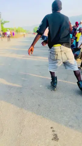 Freestyles skating who did the good freestyle among them! #fyp #foruyou #forypupage #pro #proffesional #skate #skaters #skatingtiktok #passion #motivation #tutorial #inlineskating #sport #views #videoviral 
